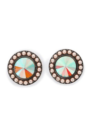  Runde Ohrringe mit einem zentralen irisierenden Kristall, umgeben von kleinen rosa Perlen und einem dunklen Metallrahmen. Strukturiertes Finish mit reflektierenden Oberflächen.