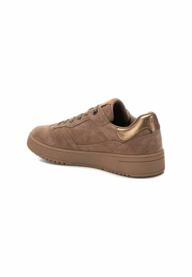 Sneaker in suede marrone con finitura testurizzata, caratterizzato da un dettaglio bronzo sul tallone e una suola in gomma spessa. Cordini e dettagli di cucitura visibili.