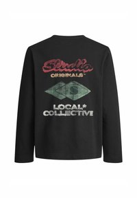 Čierne tričko s dlhým rukávom s textúrovanou grafickou potlačou na chrbte, na ktorej sú nápisy "Studio Originals" a "Local Collective" v rôznych farbách.