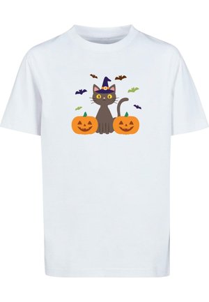 Hvid t-shirt med en grå kat med gule øjne og en lilla heksehue, flankeret af orange græskar og omgivet af små flagermus.