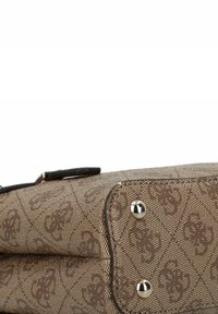 Borsa marrone a motivo con accenti metallici, superficie testurizzata e design strutturato. Le caratteristiche includono chiusure e cuciture visibili.