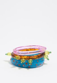 Brazaletes multicolores; plástico transparente en rosa, ámbar y azul; brazalete azul adornado con cuentas amarillas y verdes y puntos rojos.