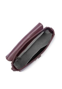 Borsa a pochette in pelle bordeaux con una tasca interna con zip, una texture liscia e una fodera in tessuto grigio. Presenta una chiusura a scatto magnetico.