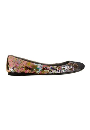 Chaussure de ballet plate recouverte de sequins brillants multicolores avec une semelle noire.