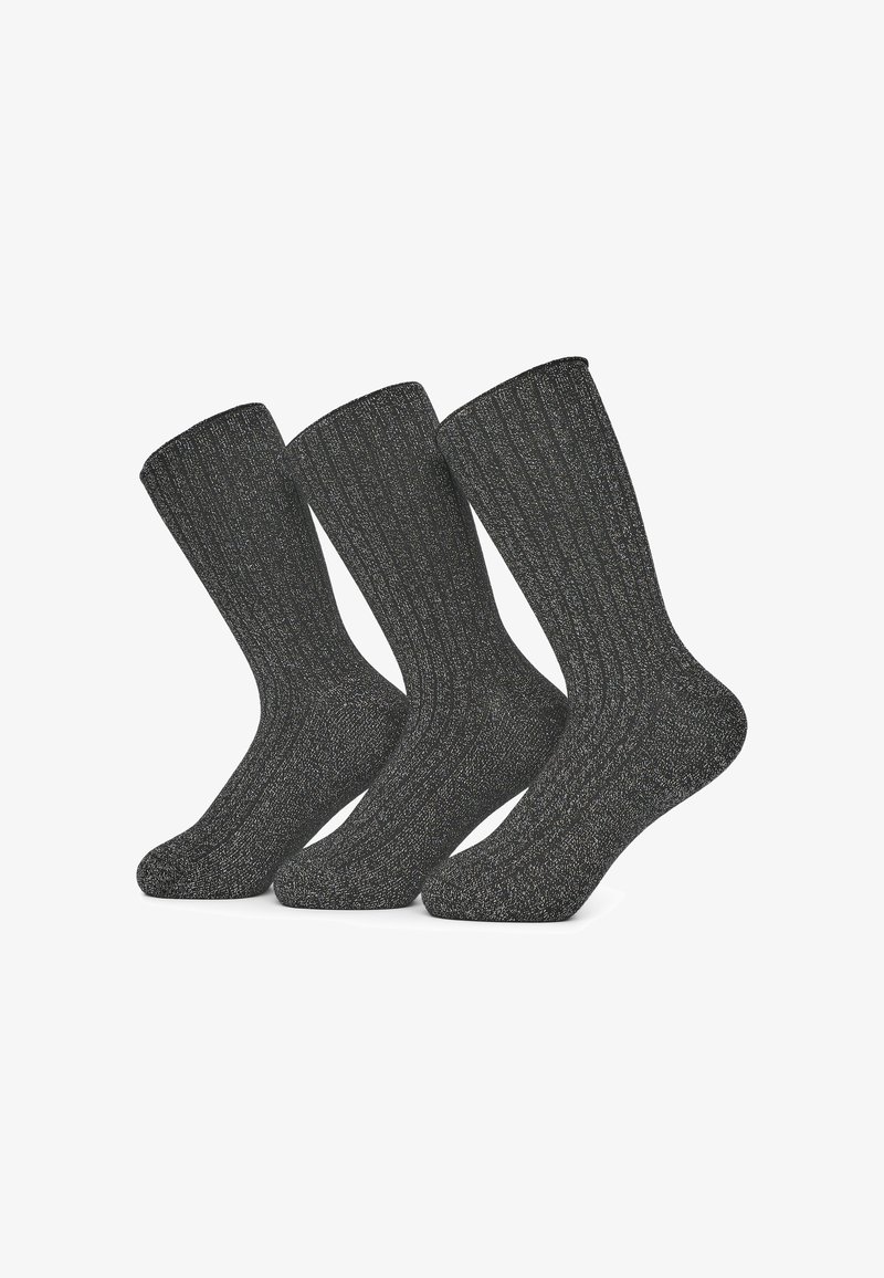 Tre paia di calzini a coste grigio scuro fino al polpaccio con fili d'argento esposti in posizione verticale su uno sfondo bianco.