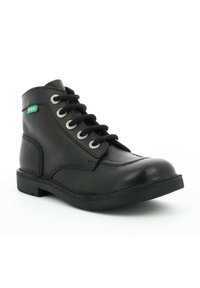 Bottine noire en cuir avec bout rond, œillets en métal argenté, lacets noirs, étiquette logo verte et semelle en caoutchouc robuste.