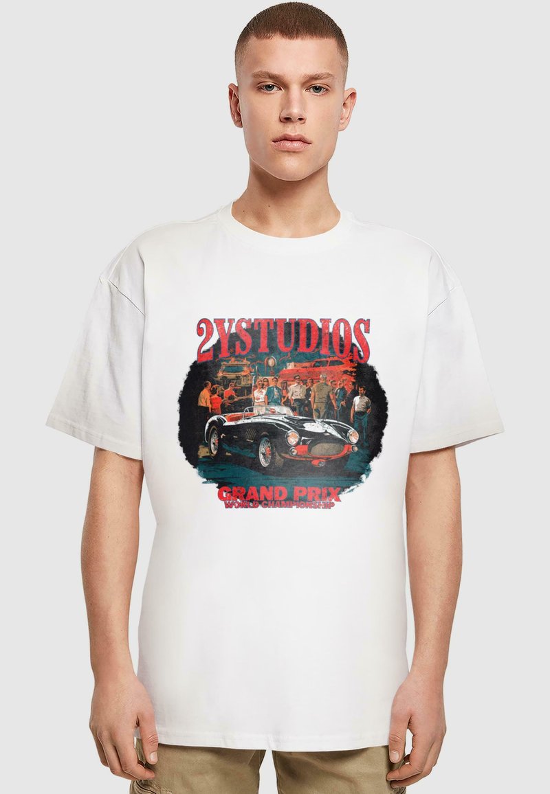 Witte katoenen t-shirt met een grafische print van een vintage auto, mensen en de tekst "2YSTUDIOS GRAND PRIX WORLD CHAMPIONSHIP." Korte mouwen.