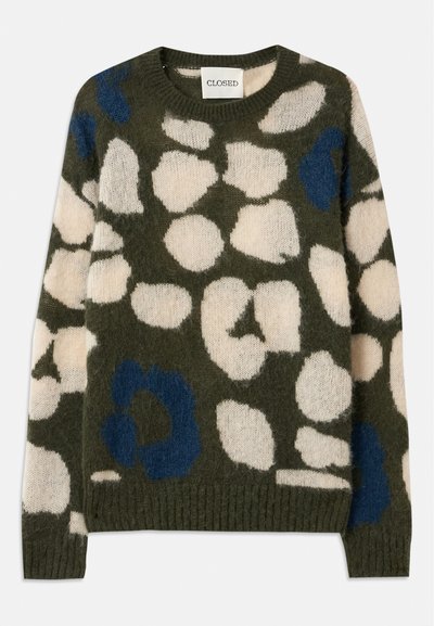 Suéter de punto en verde oliva con manchas abstractas en blanco y azul. Presenta un cuello redondo y puños y dobladillo acanalados. Tejido suave y texturizado.