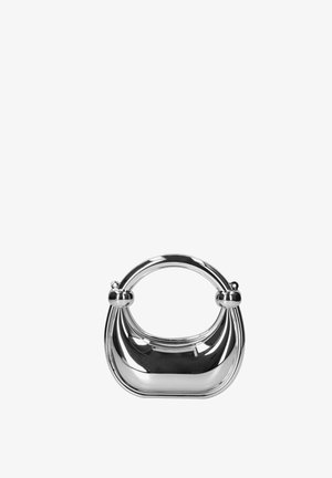 Kleine glänzende Metallhandtasche mit einem runden Griff und einem glatten, geschwungenen Körper, auf einem weißen Hintergrund platziert.