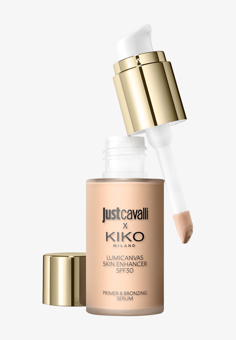 Huurrettu pullo Just Cavalli x KIKO Milano Lumicanvas Skin Enhancer SPF30 -primeriä ja rusketusseerumia, jossa on kulta kansi ja levitysvippa.