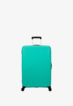 Valigia rigida di un brillante colore turchese. Presenta delle scanalature verticali, una maniglia retrattile e quattro ruote nere per una facile mobilità.