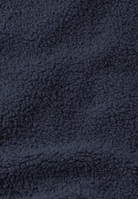 Donker marineblauwe fleecestof met een zachte, textuurachtige oppervlakte. Bevat een dichte, pluizige pool en een gladde uitstraling zonder zichtbare patronen.