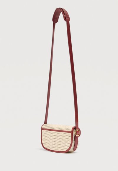 Μικρή μπεζ τσάντα ώμου με διάτρητη υφή, επενδυμένη με δέρμα σκούρου κόκκινου χρώματος και ρυθμιζόμενο λουράκι με χρυσή αγκράφα.