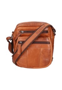 Borsa a tracolla in pelle marrone con due tasche anteriori con zip, texture liscia, tracolla regolabile e nome del marchio inciso sulla tracolla.