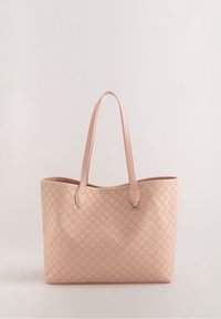 Sac fourre-tout rose en matériau texturé avec un motif en nid d'abeille, doté de deux poignées et d'un accent en métal argenté à l'avant.