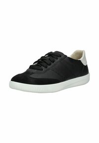 Sneaker noir en cuir et daim, avec un bout rond, une semelle en caoutchouc blanche, des lacets noirs et un petit accent blanc sur le talon.