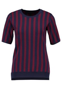 Haut en tricot bleu marine à manches courtes avec des rayures verticales rouges foncées texturées et un col rond.