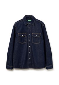 Camicia di jeans blu scuro con colletto a punta, due tasche anteriori e bottoni a pressione bianchi. Presenta cuciture visibili e una vestibilità comoda.