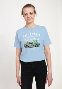 Světle modré bavlněné tričko s grafikou stylizovaného kamionu s graffiti, textem "CALIFORNIA" a "LOS ANGELES," krátké rukávy.