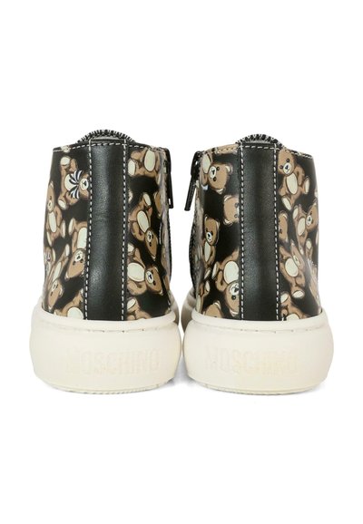 Czarne skórzane wysokie sneakersy z wzorem misia, białą gumową podeszwą i detalami z zamkiem, z kontrastującymi szwami.