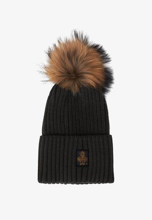 Berretto nero a coste con un grande pompon in pelliccia sintetica marrone e nera sopra. Presenta un piccolo patch logo rettangolare nero.