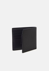 Portafoglio bifold nero, superficie in pelle testurizzata, diverse fessure per carte, forma sottile, bordi puliti e dettagli di cucitura sottili.