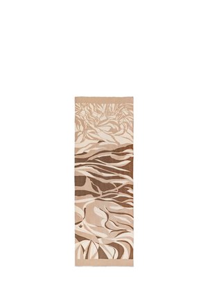 Longue écharpe beige et marron à motifs avec des dessins abstraits de feuilles et de vagues dans différentes nuances.