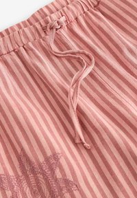 Rosa randig tyg med elastisk midjeband, med en knytbar dragsko och broderad blommönster på vänster nedre sida.