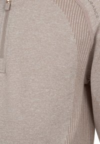 Hellbrauner Pullover mit einem teilweisen Reißverschluss. Verfügt über einen strukturierten Stoff mit dezenten Streifen an den Schultern, glatter Oberfläche und sportlichem Design.