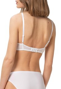 Sujetador blanco con tirantes ajustables y cierre de gancho en la parte trasera. Tela suave y transparente con un diseño minimalista.
