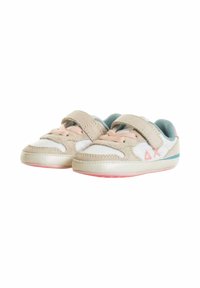Sneaker beige e bianche con dettagli rosa. Caratterizzate da cinturini in velcro e una punta testurizzata. Design leggero adatto per l'abbigliamento attivo.