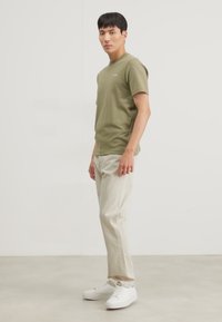 Calvin Klein MICRO LOGO - Pamata T-krekls - delta green