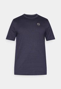 Μπλούζα κοντομάνικη σε ναυτικό μπλε χρώμα, κατασκευασμένη από βαμβάκι, με στρογγυλή λαιμόκοψη και μικρό χρυσό λογότυπο στο αριστερό πάνω μέρος του στήθους.