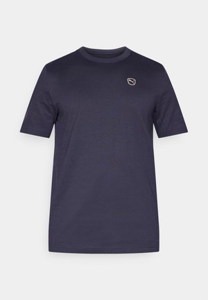 Granatowy, bawełniany t-shirt z krótkim rękawem, z okrągłym dekoltem oraz małym złotym logo na górnej lewej stronie klatki piersiowej.