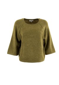 Pull vert olive en tricot doux. Il présente des manches larges, un col rond et une coupe décontractée. Aucun motif ou accent notable.