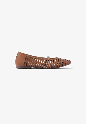 Chaussure plate marron avec un design ajouré comportant des ouvertures rectangulaires. Bout pointu et petit talon, fabriquée en matériau flexible.