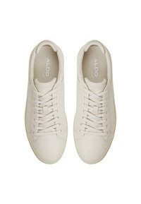 Sneakers beige con una finitura in pelle testurizzata, dotati di lacci bianchi, punta rotonda e un delicato logo sulla soletta. Suola in gomma piatta.