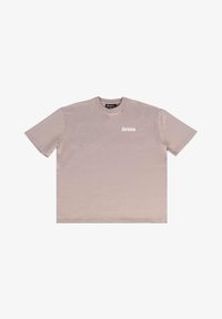 Kurzärmliges T-Shirt aus leichtem beigen Baumwollstoff. Mit Rundhalsausschnitt und kleinem weißen Logo auf der Brust. Weiche, glatte Textur.