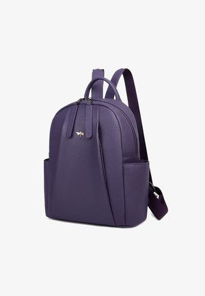 Paarse leren rugzak met een gestructureerd oppervlak, dubbele handgrepen bovenaan, verstelbare schouderbanden en een kleine decoratieve accent aan de voorkant.