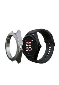 Smartwatch con quadrante rotondo nero, display digitale che mostra l'ora, e un cinturino nero con texture. Caratterizzato da una lunetta argentata con tacche.