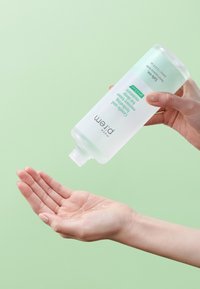 Make Prem MAKE P:REM SAFE ME. RELIEF ESSENCE TONER - Sérum