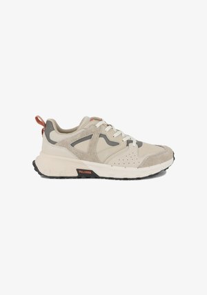 Béžová teniska s texturovaným svrškem z broušené kůže a síťoviny, šedé akcenty, bílé tkaničky a černá gumová podrážka. Má červenou táhlo na patě.