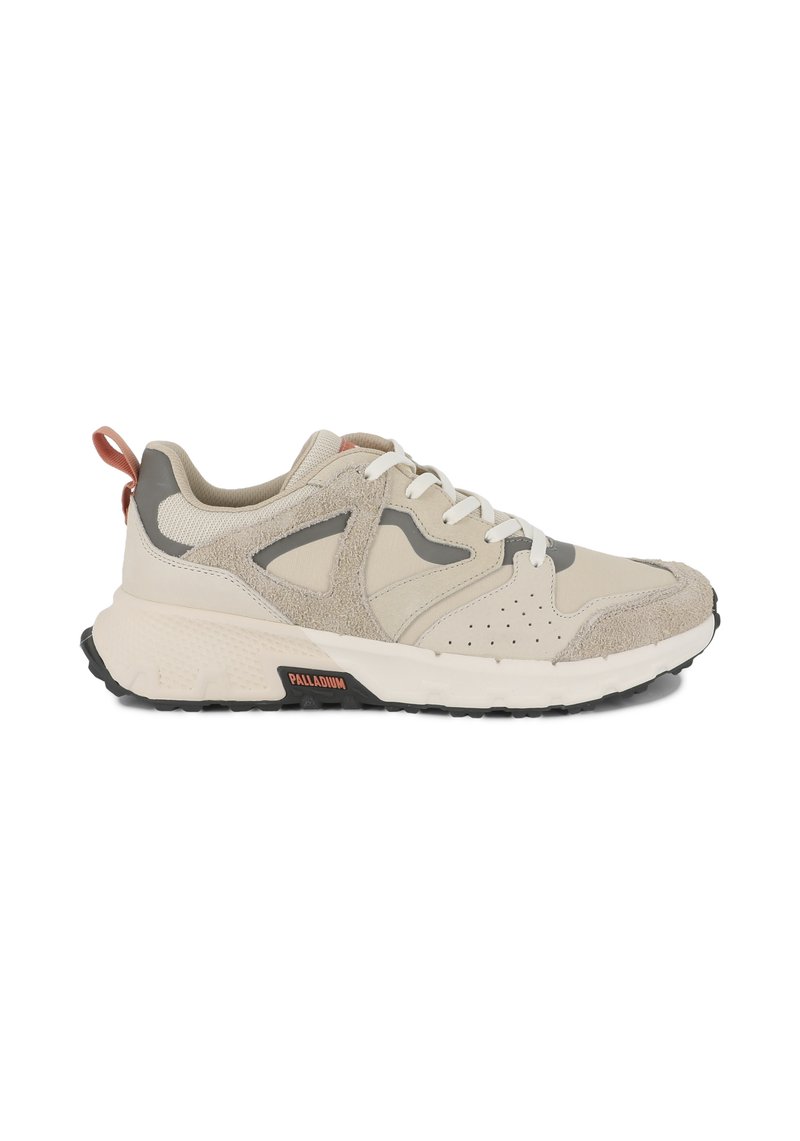 Sneaker beige con tomaia in suede strutturato e mesh, accenti grigi, lacci bianchi e suola in gomma nera. Presenta una linguetta rossa sul tallone.