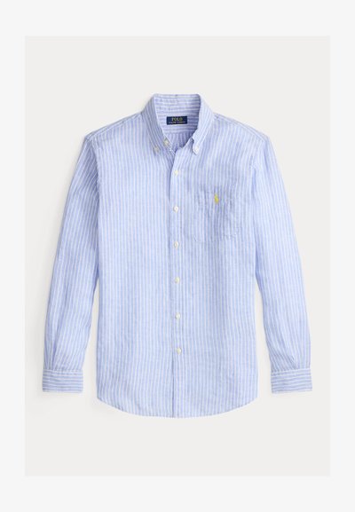 Šviesiai mėlyna ir balta vertikalių dryžių ilgaamžė marškinėlių su ilgomis rankovėmis ir mygtukų uždarymu. Marškiniai turi mygtukais užsegamą apykaklę ir krūtinės kišenę, ant kurios matyti geltonas Polo Ralph Lauren logotipas.