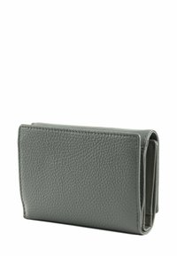 Portefeuille en cuir gris à finition texturée, de forme rectangulaire compacte et design plié, avec des coutures visibles le long des bords.