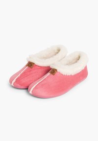 Chaussons roses en matériau doux avec une bordure en fourrure blanche, présentant un petit patch logo et des coutures contrastantes sur les côtés.