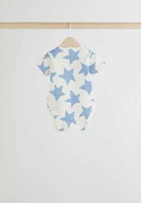 Kurzarmpädagogischer Babystrampler in Weiß mit blauen karrierten Sternen; weiches Baumwollmaterial, runder Ausschnitt, Druckknopfverschluss am Boden.