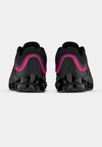 Čierne a ružové športové topánky s elegantným dizajnom, tvarovaným vzhľadom, lesklým materiálom a textúrovanými podrážkami pre lepšiu priľnavosť a stabilitu.