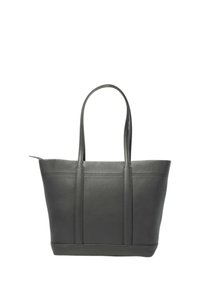 Szara torba typu tote ze skóry o teksturowanym wykończeniu, wyposażona w dwa solidne uchwyty i przestronny otwarty górny otwór. Brak widocznych elementów metalowych ani ozdób.