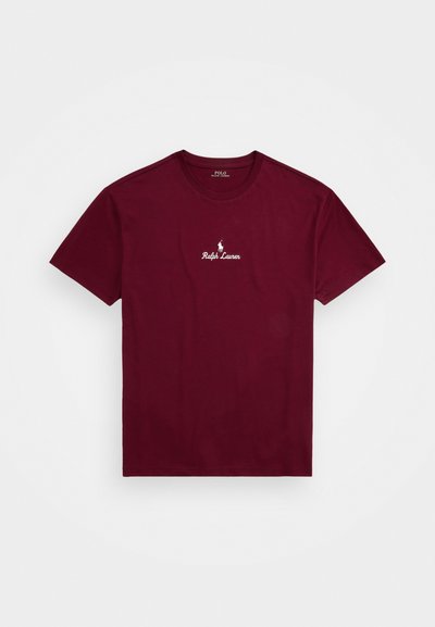 Camiseta de algodón burdeos de mangas cortas, con un sutil logo bordado en blanco y diseño de cuello redondo.